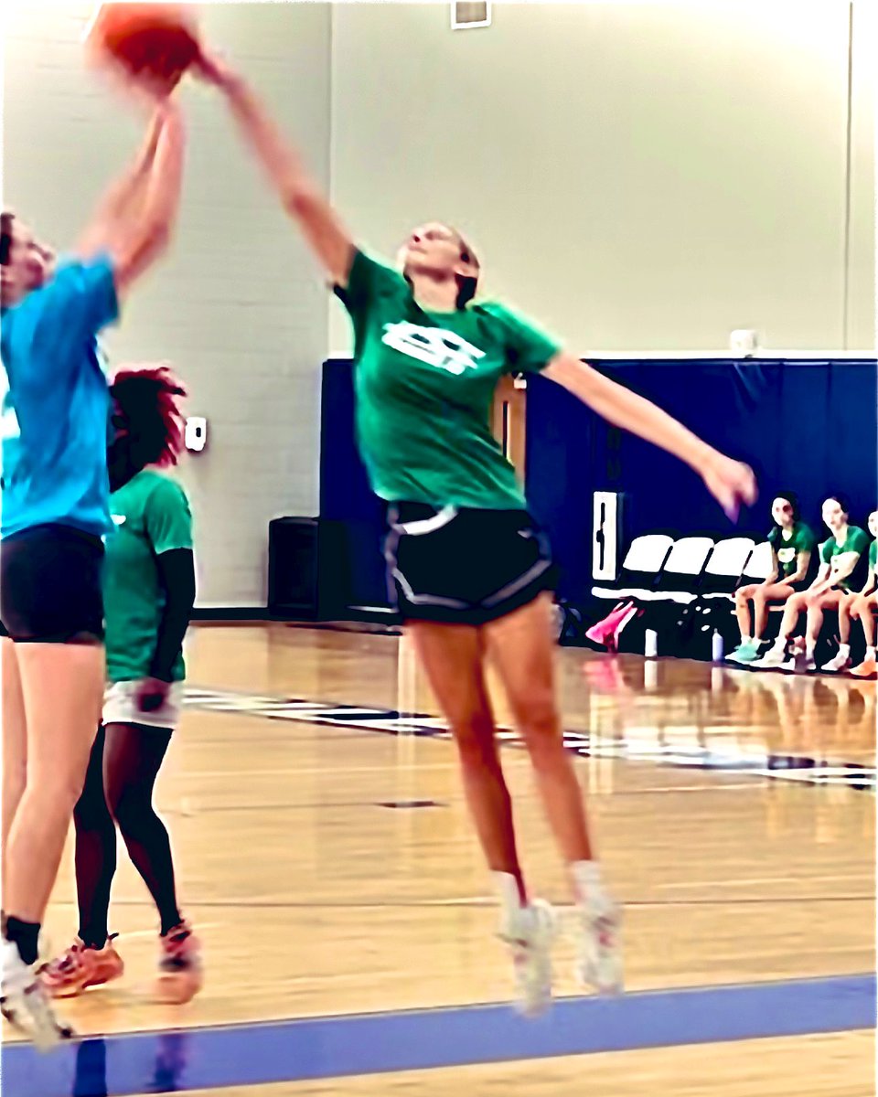 krzrush's tweet image. This‼️6’4 wing span 👀

#mygirl❤️ @AvaRush2026 
#tallguard #rimprotection #shooter #rebounder #cantstoptraining