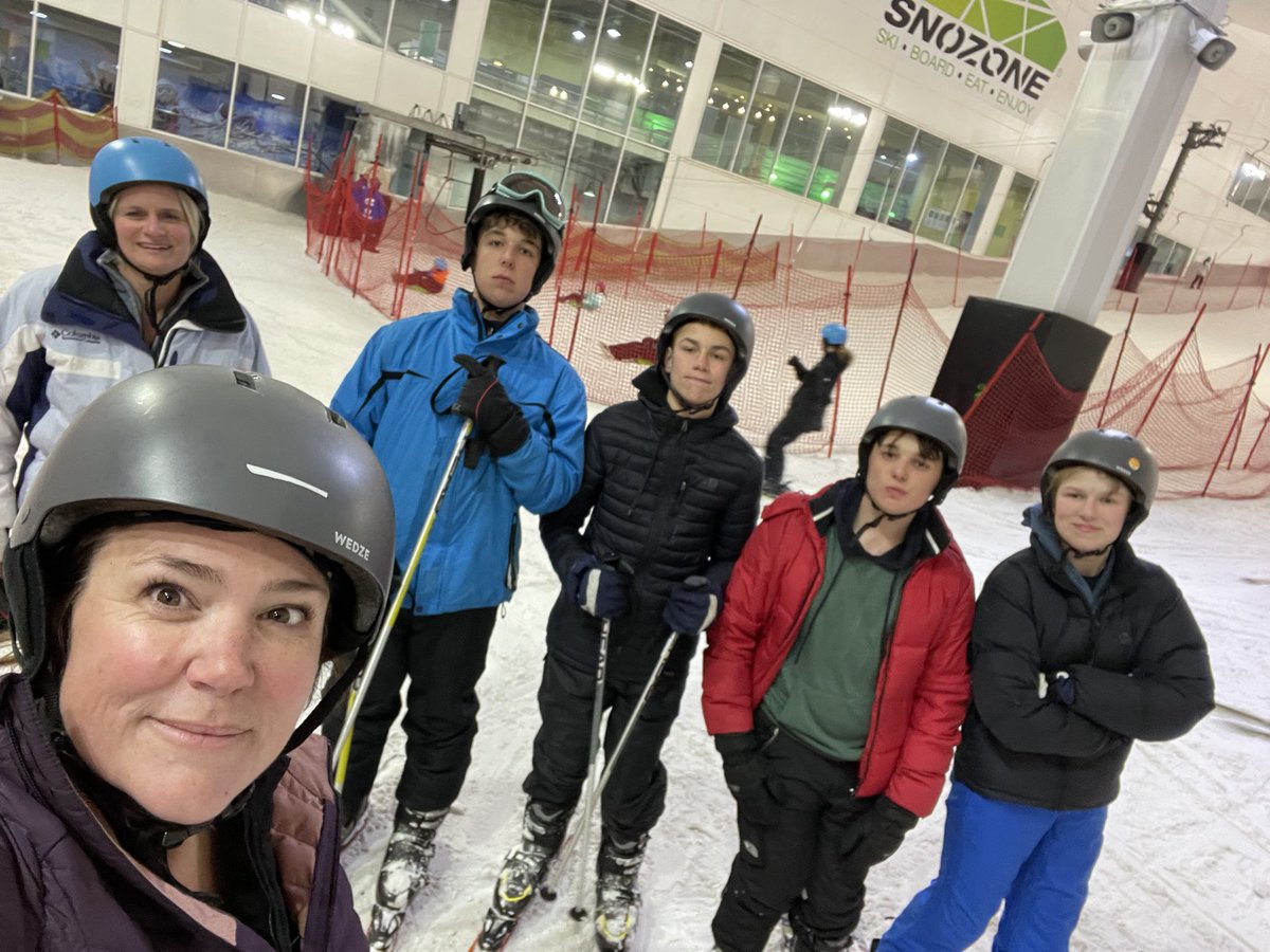 lorraine_warren's tweet photo. Amazing day at the Snozone with my family. 

Awful dizziness experienced from all the bloody roundabouts in Milton Keynes though! https://t.co/uo3eQTSnGD