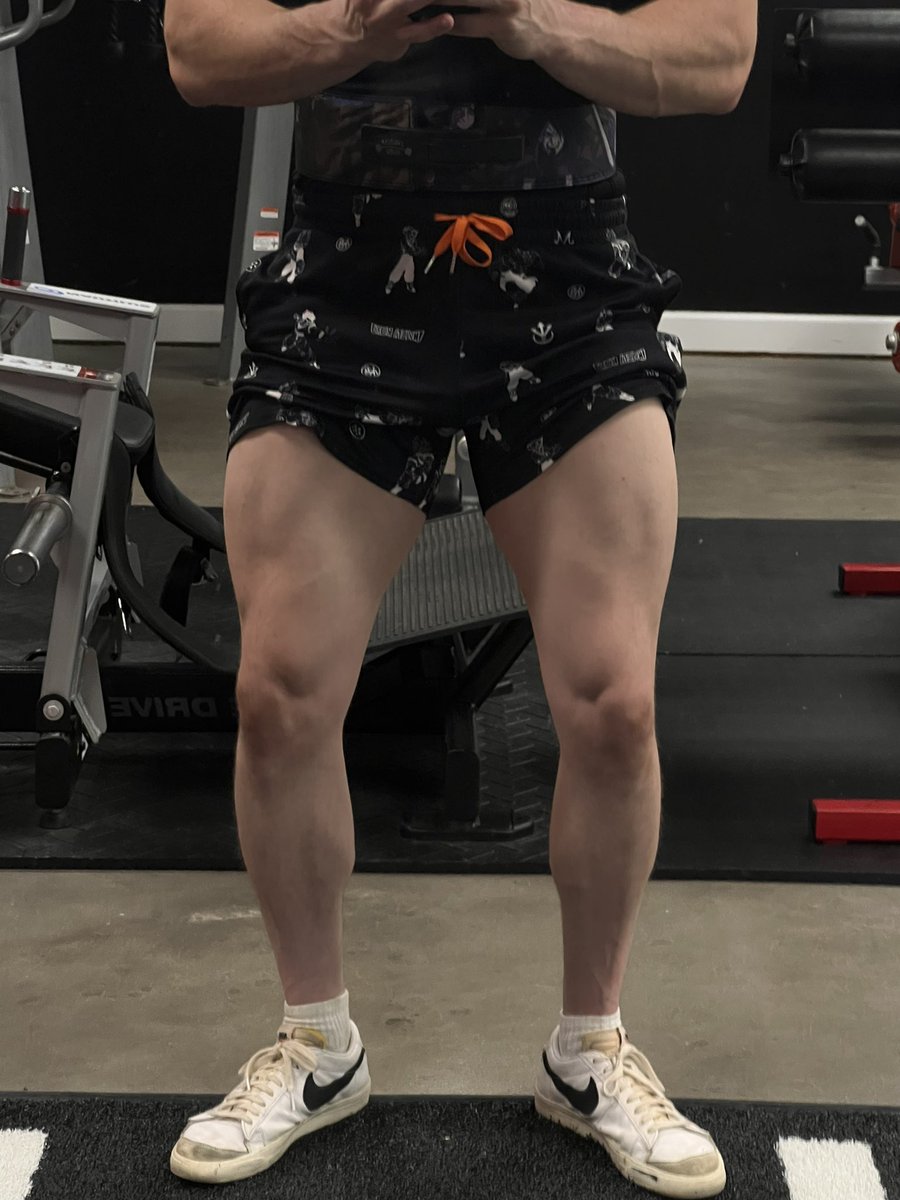 GrayAmorphousX's tweet photo. Repping the Wake Forest and anime gear for todays #legday in the #gym! Trying to help these babies grow 😭💪🏻😅
#workout #lifting #weightlifting #nerd #nerdthatlifts #invictakuru #twitch #twitchstreamer #smallstreamer #GraysStrays https://t.co/UYNvhzHwHJ