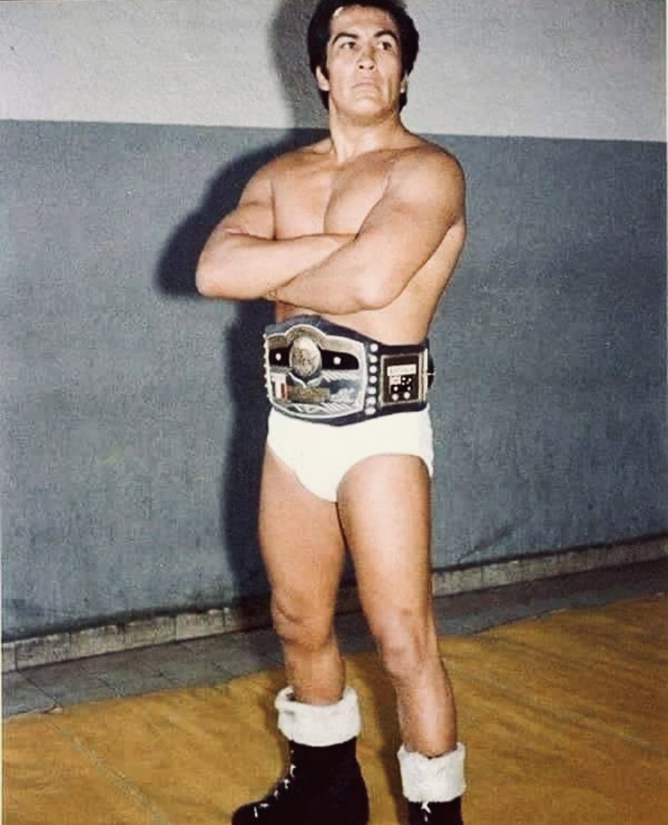 LuchaLibreYYa's tweet photo. ¡El Gran Can! Linda #FotoDelRecuerdo del campeón Perro Aguayo. https://t.co/v1CmGzIKHh