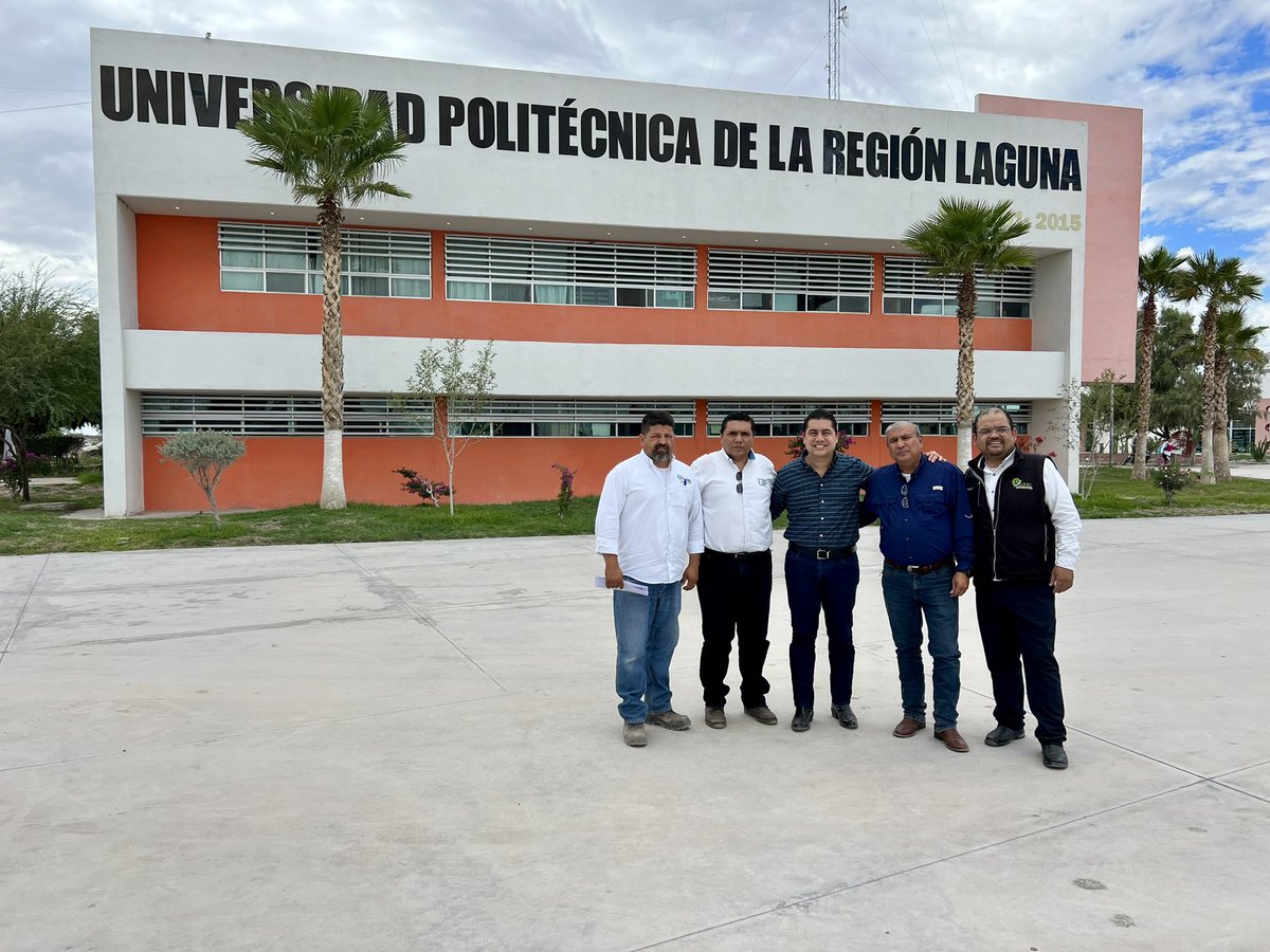 julio_long11's tweet photo. 🏗️En #SanPedro junto con mi amigo el Rector Demetrio Zúñiga, supervisé los avances de los trabajos en la construcción de una Unidad de Docencia para ampliar y mejorar la infraestructura de la Universidad Politécnica de la Región Laguna #UPRL, https://t.co/3sQ4B5LwvY