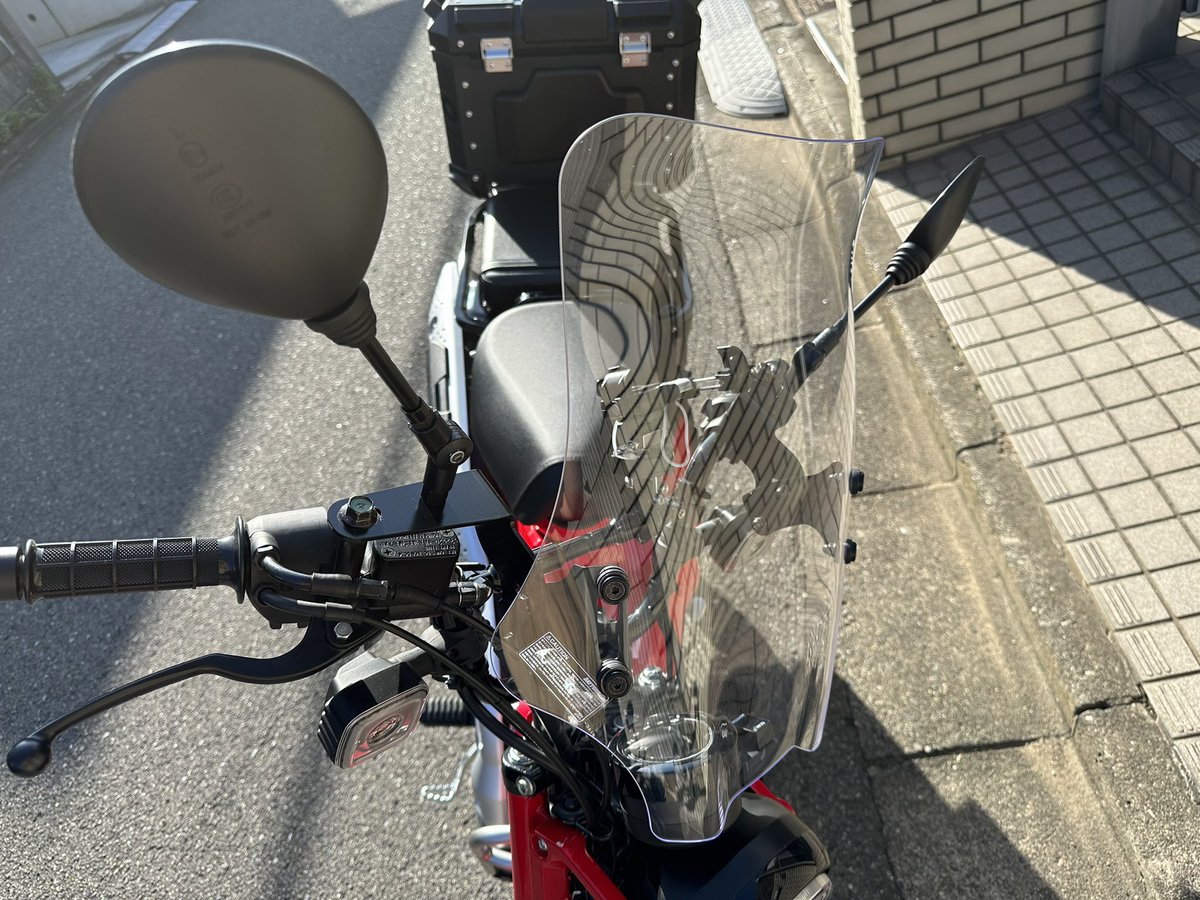 NobiCam_'s tweet photo. デイトナ製スクリーンを外すつもりはありません。デザインが秀逸でツーリング時の風当たりによる疲れ軽減に貢献してくれると信じています。という事で対策を検討。写真は試作ですが停車時にスクリーンをカバーで覆うようにします。薄い布で作っているので嵩張る事もありません。
#ハンターカブ https://t.co/oTLhgBIog1