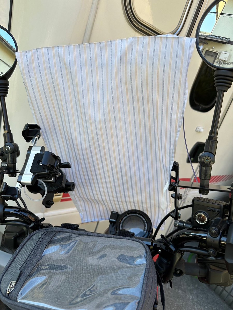 NobiCam_'s tweet photo. デイトナ製スクリーンを外すつもりはありません。デザインが秀逸でツーリング時の風当たりによる疲れ軽減に貢献してくれると信じています。という事で対策を検討。写真は試作ですが停車時にスクリーンをカバーで覆うようにします。薄い布で作っているので嵩張る事もありません。
#ハンターカブ https://t.co/oTLhgBIog1