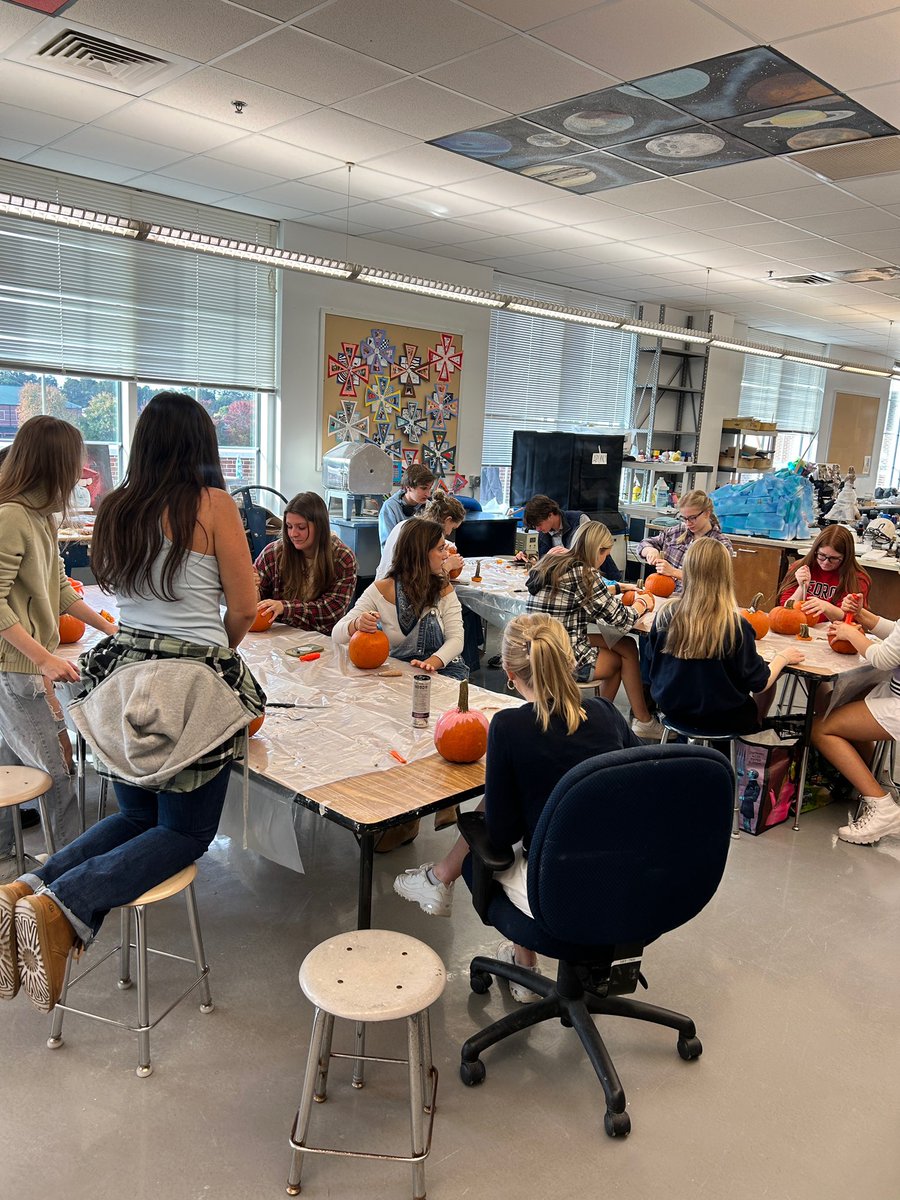 3d_mhs's tweet photo. Ap 3D and Ceramics 3 carved pumpkins 🎃 today. What a fun way to kick off Spirit Week. @JonesBC_MHS @ArtsFCS #ap3d #pumpkincarving https://t.co/YlZxoIOe3D