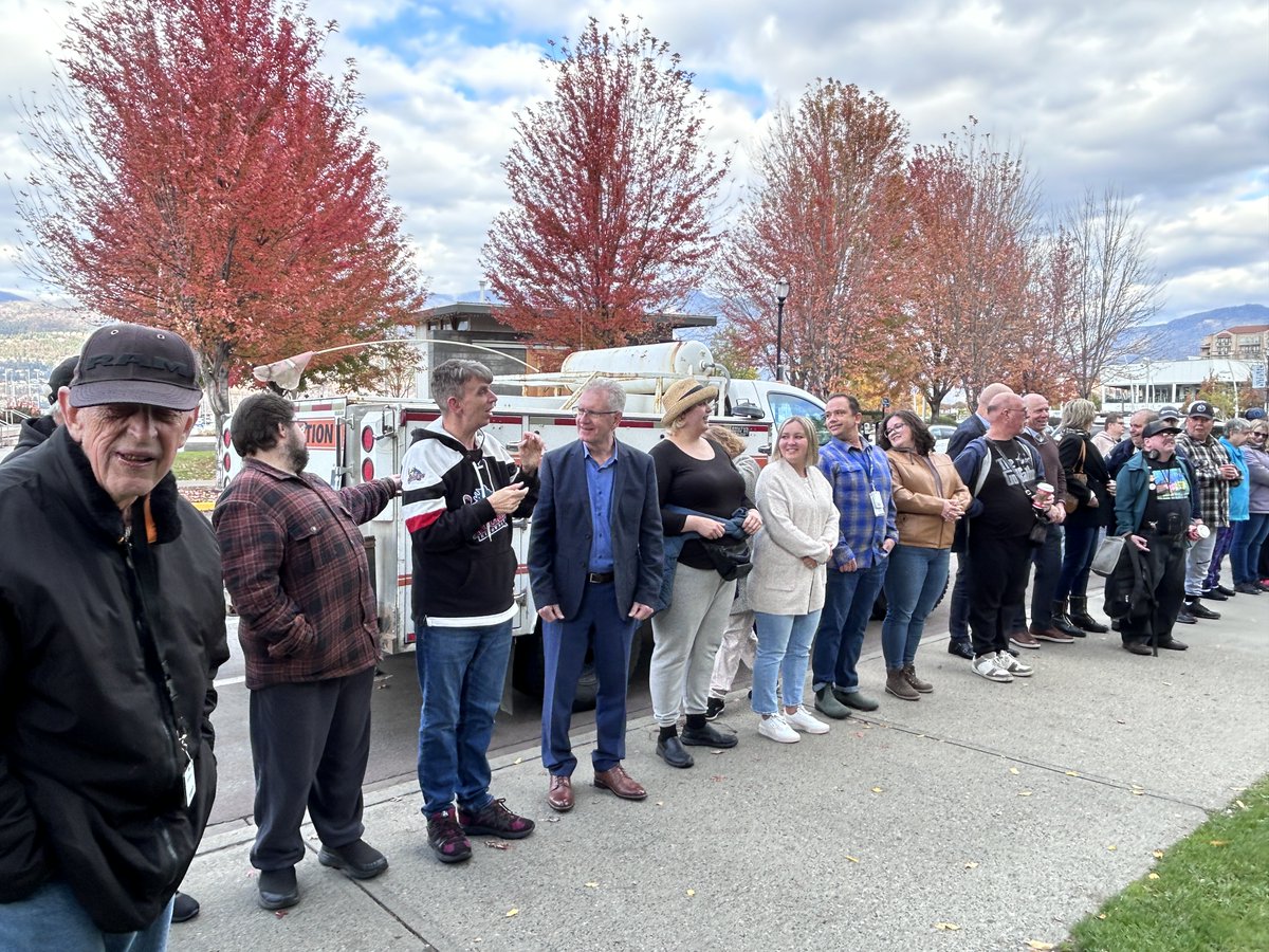 clbc_connect's tweet image. Earlier this month, Pathways Abilities Society joined @cityofkelowna to mark #CommunityInclusionMonth 2023 by forming a human inclusion chain to show support for people of all backgrounds. CLBC staff, including CEO Ross Chilton, were excited to take part in the annual celebration