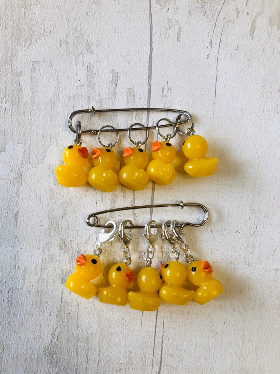 Rubber duck stitch markers/progress keepers #Etsyfestivefinds #knitting #crochet #christmas #Etsygifts dianasiancrafts.etsy.com/listing/765966…