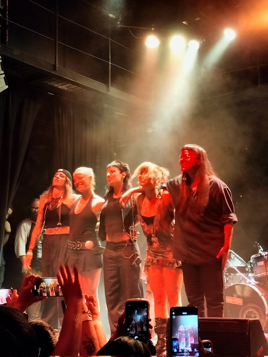 Marielbiscg's tweet photo. @_albxreche @marinareche_ #HtTourCdmx https://t.co/Ud4VNcGK82