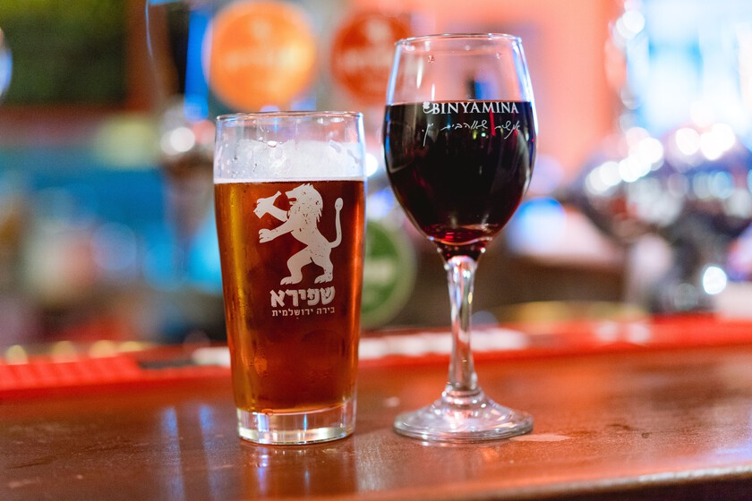 SocialParty_'s tweet photo. Como nutricionista, respondo a la pregunta de qué engorda más: el vino o la cerveza https://t.co/NjinWyltw7 https://t.co/PWpCqhleGV