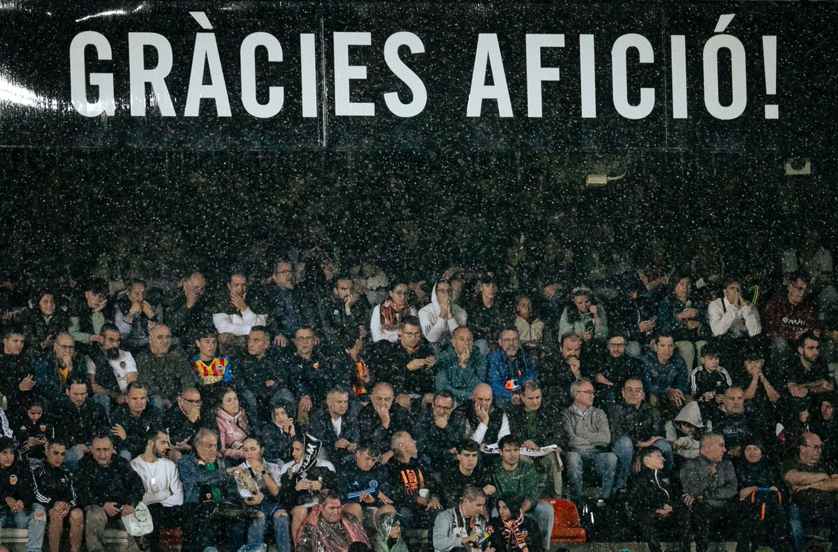 RubenBaraja's tweet photo. Noche de dar mucho valor a tres puntos importantes, con un partido completo en su conjunto, y también al empujón de casi 42.000 en Mestalla, donde es vital ser fuertes. Ahora, a pensar en el próximo reto y en seguir sumando. 
Ara i sempre, AMUNT!!! 🦇 https://t.co/9vP907OlY8