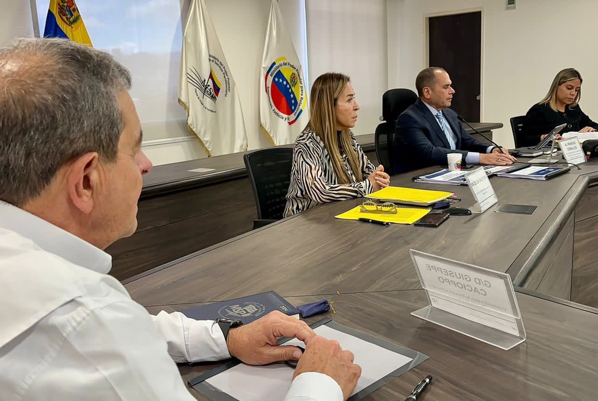 Derecho_paz's tweet photo. Este #23OCT participamos en el Consejo Ministerial de Seguridad presidido por el Vpdte. Sectorial A/J Remigio Ceballos Ichaso, realizado en nuestra sede del @mppsp_vzla https://t.co/ZmRAw1vBD0