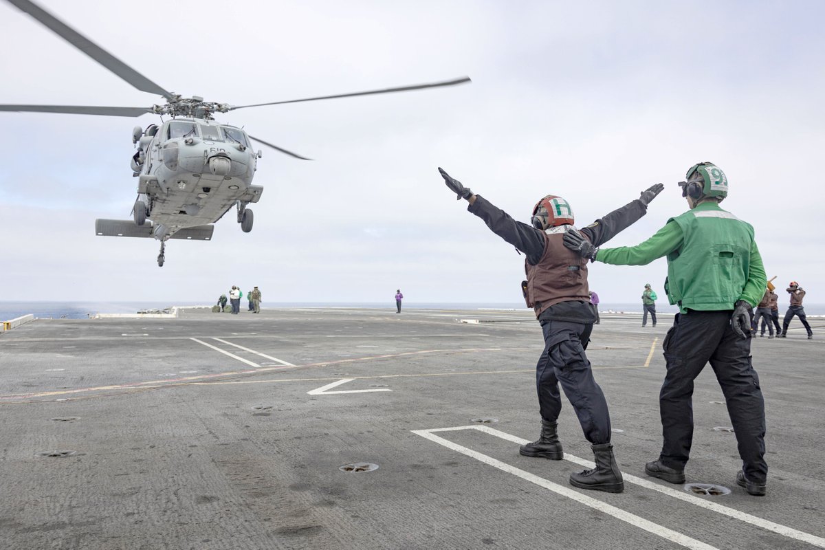 USNavy's tweet photo. #USNavy Photos of the Day:
1๏ธโฃ A @USMC MV-22B Osprey from #VMM162 #FLTOPS aboard #USSCarterHall in @US5thFleet
2๏ธโฃ #USSAbrahamLincoln @CVN_72 #FLTOPS with #VFA14 and 3๏ธโฃ #HSC14 in @US3rdFleet
4๏ธโฃ #USSSanDiego gets underway from @NavalBaseSD
๐ https://t.co/aZddB6hxYf https://t.co/me8LEPQxjl
