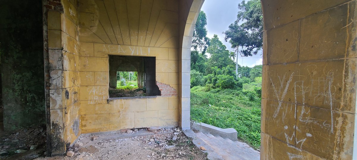 14ymedio's tweet photo. El "castillo" de los #Cortina en La Habana, #convertido en #zona_militar y refugio de mendigos https://t.co/lgHtNU8dHq
👉🏼La finca La Luisa perteneció a uno de los más importantes políticos de la República antes de ser expropiada, y luego abandonada, por el Gobierno de Castro https://t.co/hVwWa3YgW9