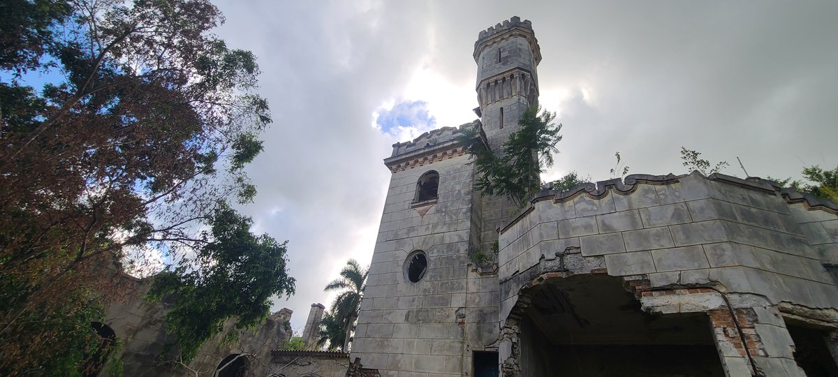14ymedio's tweet photo. El "castillo" de los #Cortina en La Habana, #convertido en #zona_militar y refugio de mendigos https://t.co/lgHtNU8dHq
👉🏼La finca La Luisa perteneció a uno de los más importantes políticos de la República antes de ser expropiada, y luego abandonada, por el Gobierno de Castro https://t.co/hVwWa3YgW9