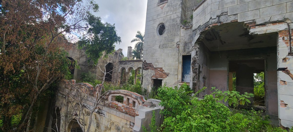 14ymedio's tweet photo. El "castillo" de los #Cortina en La Habana, #convertido en #zona_militar y refugio de mendigos https://t.co/lgHtNU8dHq
👉🏼La finca La Luisa perteneció a uno de los más importantes políticos de la República antes de ser expropiada, y luego abandonada, por el Gobierno de Castro https://t.co/hVwWa3YgW9