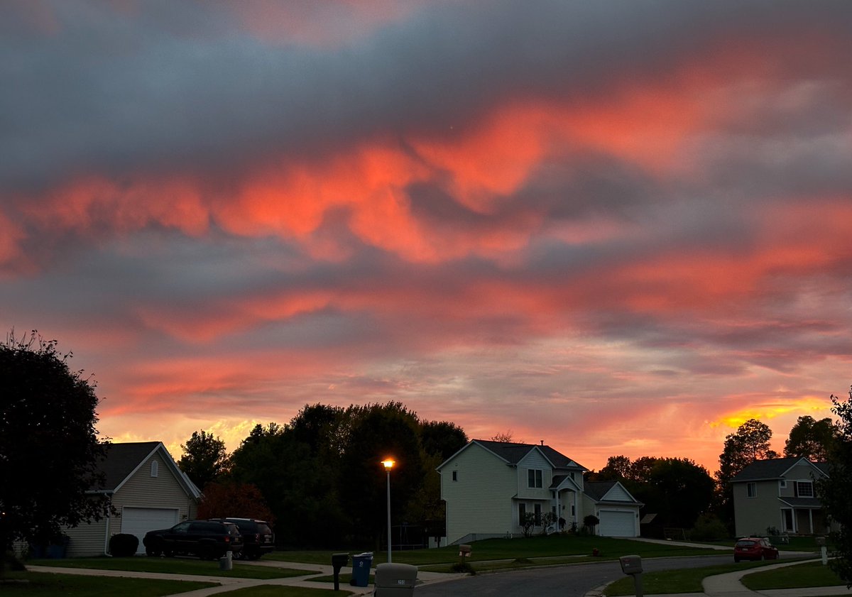 StaceyALee's tweet photo. One of THE prettiest sunsets I’ve seen in a while. 🔥❤️🍂☔️ 
#wmiwx #miwx #sunset #StormHour #AutumnVibes https://t.co/5bSMtDIYIO