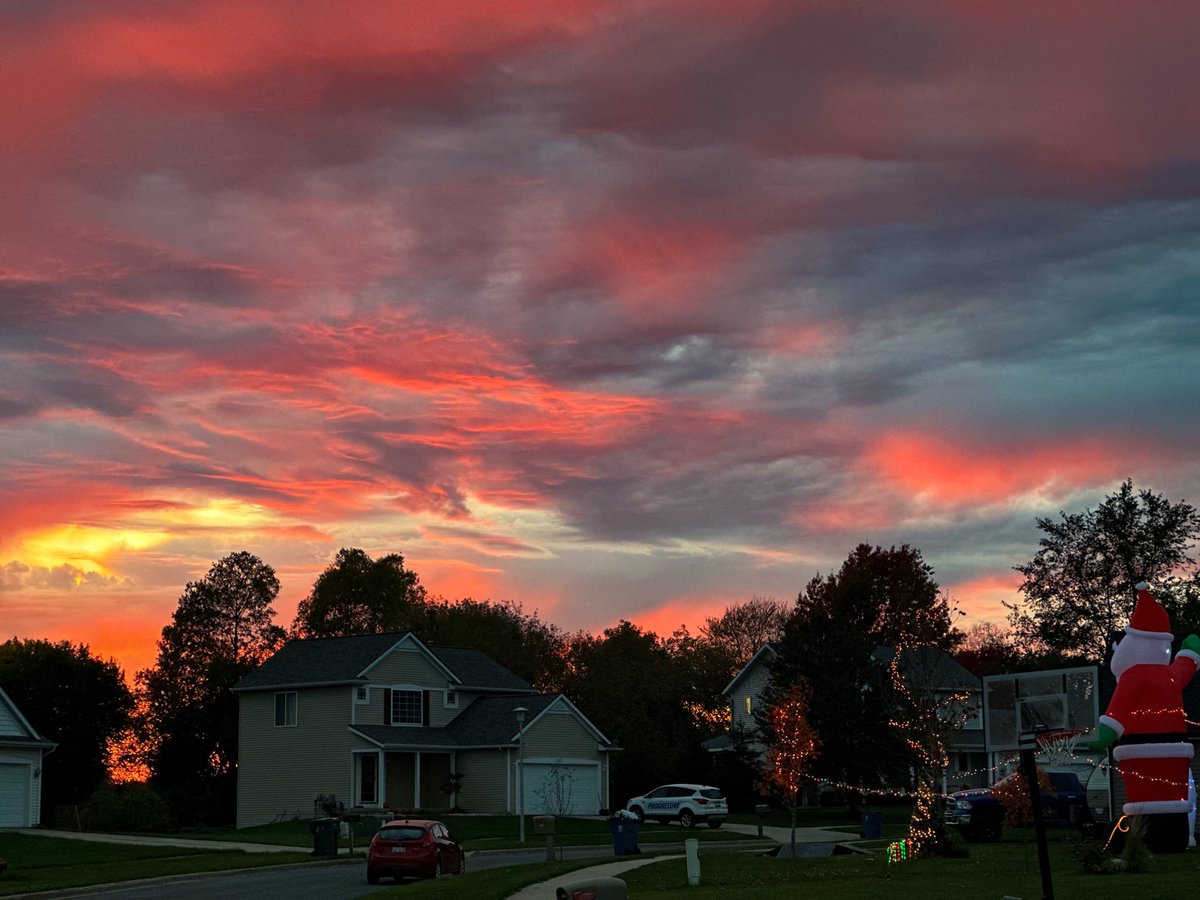 StaceyALee's tweet photo. One of THE prettiest sunsets I’ve seen in a while. 🔥❤️🍂☔️ 
#wmiwx #miwx #sunset #StormHour #AutumnVibes https://t.co/5bSMtDIYIO
