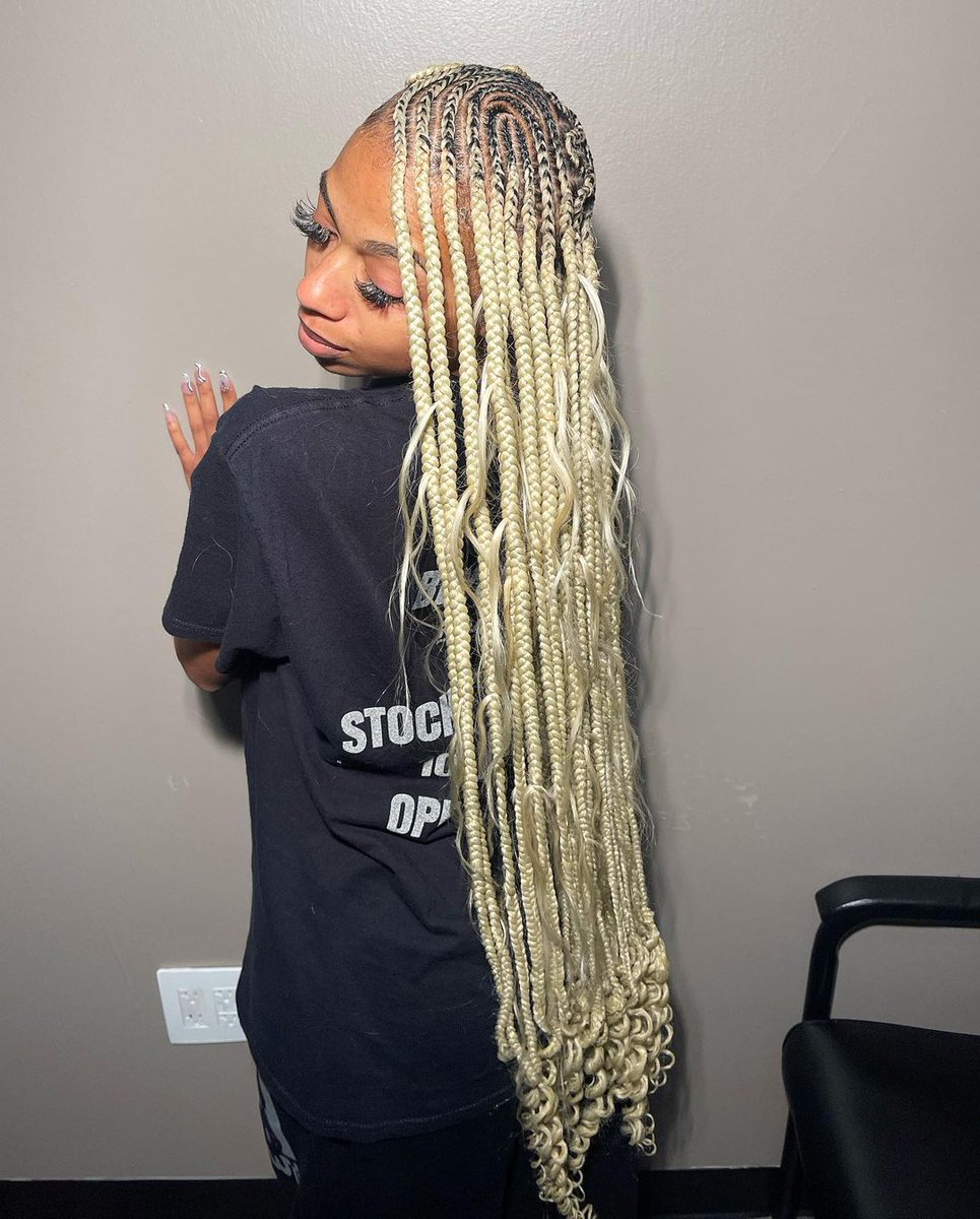❤️ loved doing these lomonade braids 🥰🥰 i was so excited when she texted me and said she wanted a B in her head y'all know I go crazyyy for the creative stuff. She flew in and we stayed up almost all for these then viola art was made ❤️