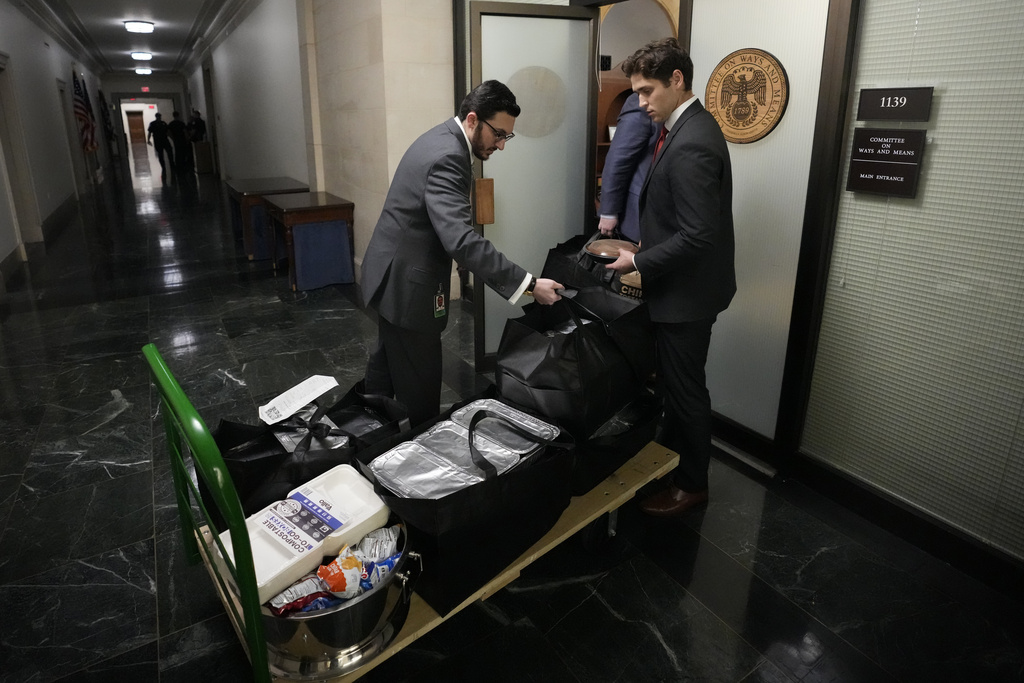 ICYMI: Staff members bring in food before Republicans meet to decide who to nominate to be the new House speaker. 

Follow live: trib.al/CZCpO9W