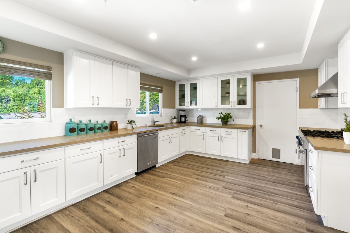 🌟📷 Experience #stainlesssteel  Chic in this dreamy updated kitchen! 📷#Thermadoroven, and a stunning hood fan - it's a #chefsparadise! 📷  adds warmth, while #shakerstylecabinets bring personality. #Stonecounters? A work of art! #homes