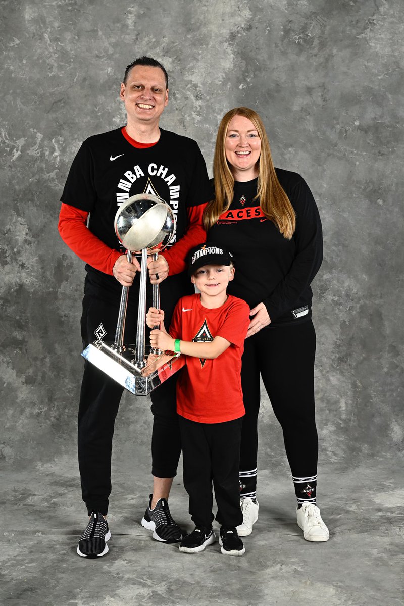 LVRED's tweet photo. In honor of the @lvaces parade today to celebrate the back-to-back WNBA Champions. ♦️♠️ NY was a  blast and B and I getting to celebrate with Rich was the best! Such a fun team! More pics to come! #backtobackchamps @wnba #raisethestakes #wnbafinals2023 https://t.co/0xxTUArdZ7