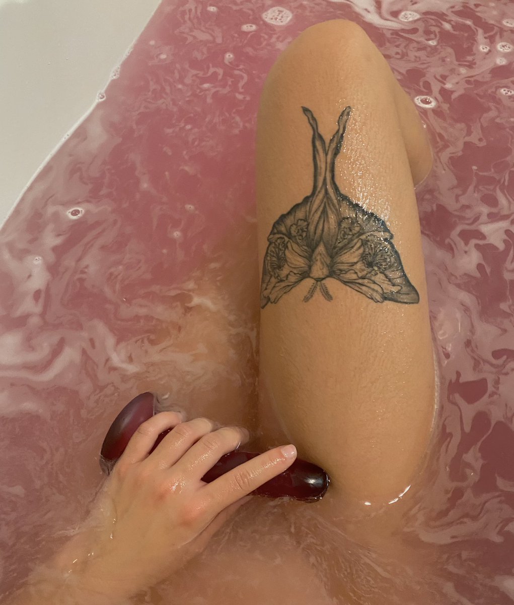 sweetev3lyn's tweet photo. girl bath 🩷 https://t.co/RGXywLFRv0