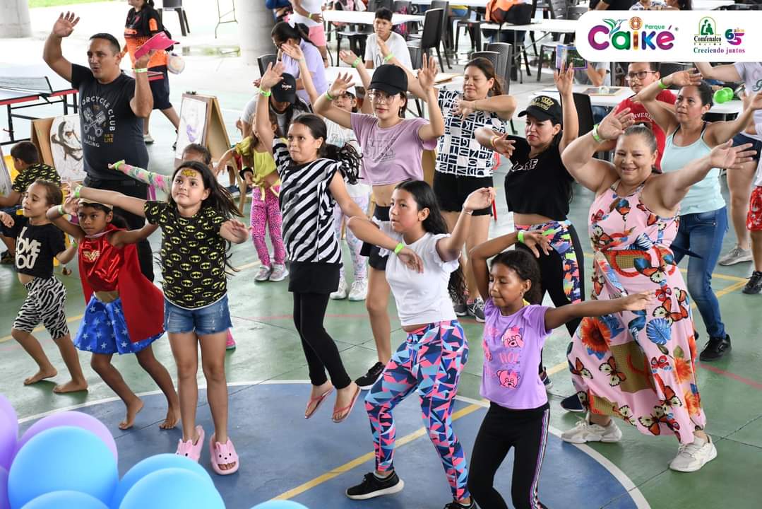 Bajolalupa_NOTI's tweet photo. En el Parque Caiké de  @comfetol 💜 premiamos a los disfraces más ingeniosos y las familias con más actitud y alegría que nos acompañaron hoy en el evento Dulce Fantasía Tolimense 🤩🧙‍♀️🧚‍♀️

#parquecaike #concursodedisfraces #comfenalcotolima #disfraces #ibague #planfamiliar https://t.co/KjospwcXYC