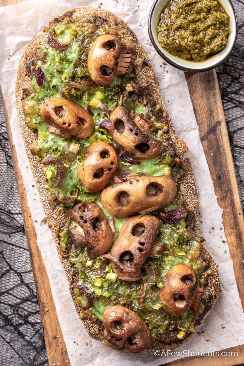 SKULL Mushroom French Bread Pizza via A Few Shortcuts #GhastlyGastronomy afewshortcuts.com/spooky-mushroo…