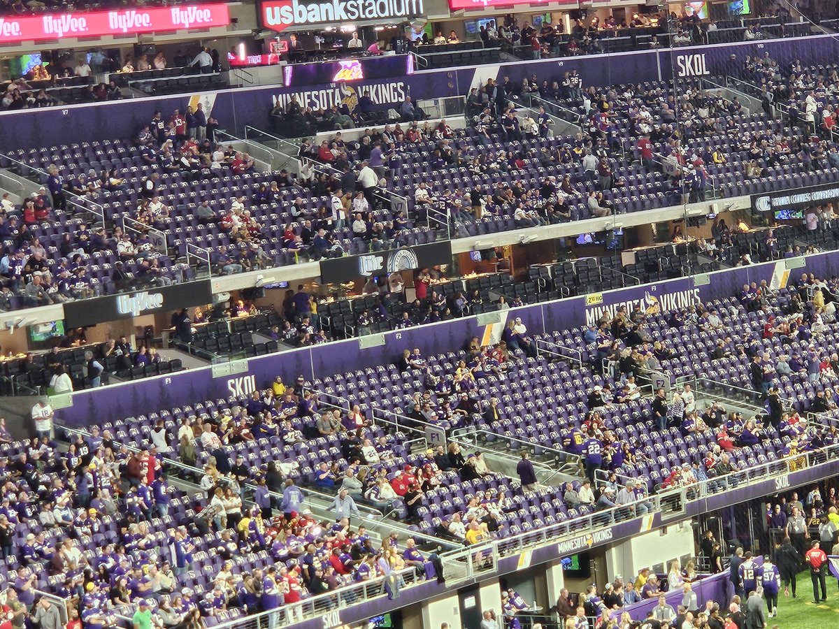 cubbisneax's tweet photo. Trying to find @PAOnTheMic... Wondering if he is a puppy? Or a baby? #SFvMIN @PowerTripKFAN @natedelao https://t.co/CLzX05bZ8x