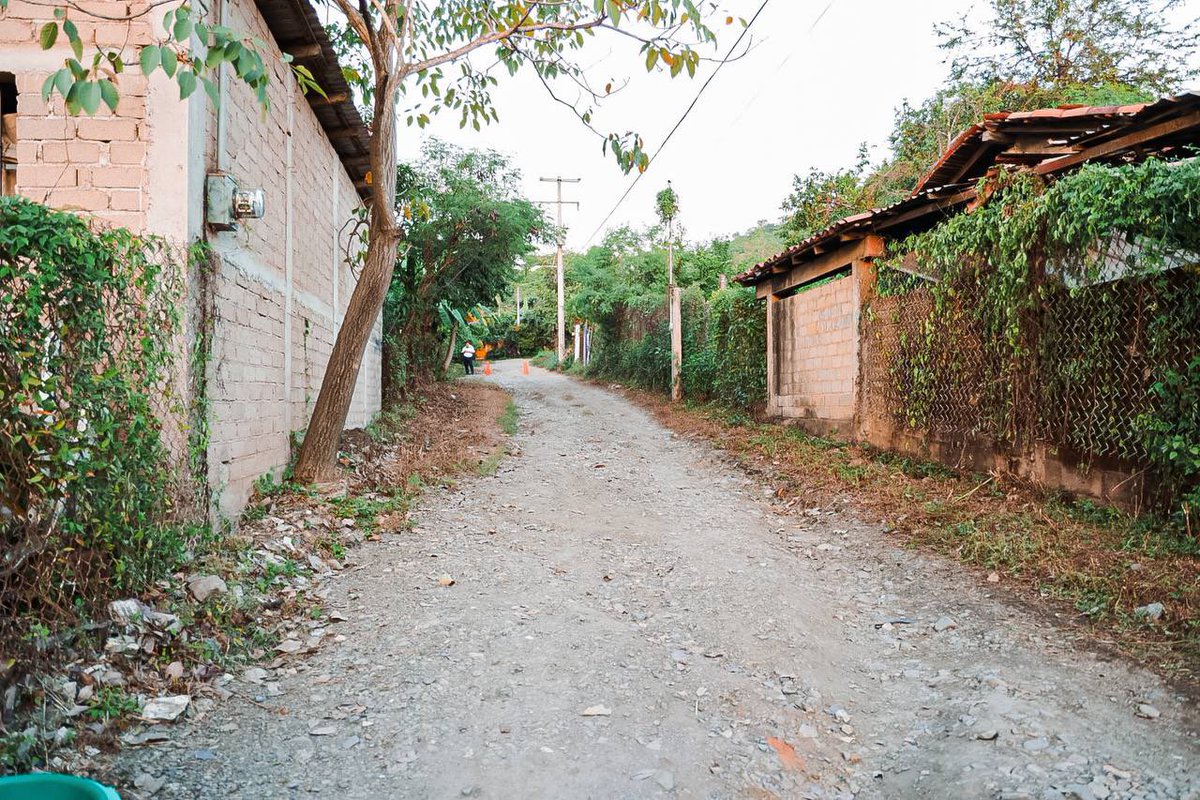 jorgexsa's tweet photo. Gracias al programa #ManoConMano seguimos trabajando en equipo con los zankas en favor de la #CiudadDeTodos. Hoy en la comunidad de Barbulillas dimos banderazo a la construcción de la calle Parota, donde se hará de manera integral como todas las obras que realizamos. https://t.co/RW6TVFCahT