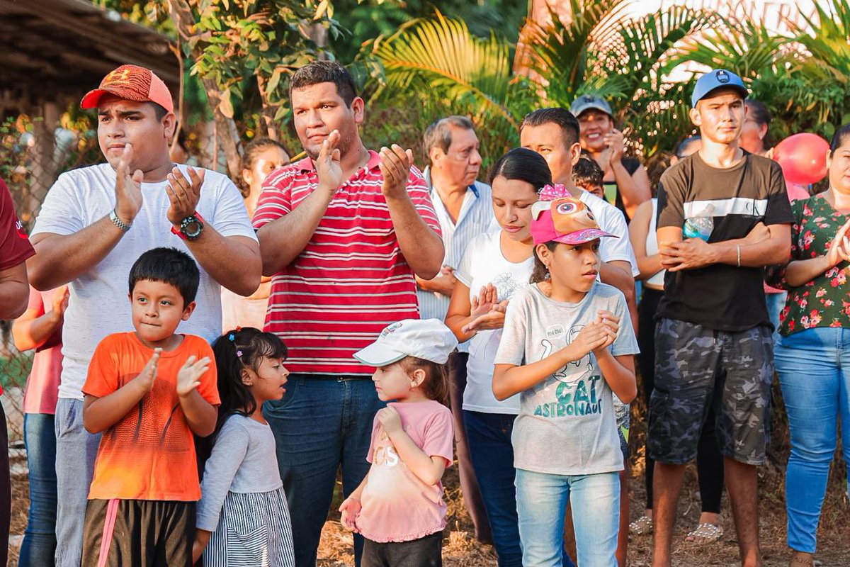 jorgexsa's tweet photo. Gracias al programa #ManoConMano seguimos trabajando en equipo con los zankas en favor de la #CiudadDeTodos. Hoy en la comunidad de Barbulillas dimos banderazo a la construcción de la calle Parota, donde se hará de manera integral como todas las obras que realizamos. https://t.co/RW6TVFCahT