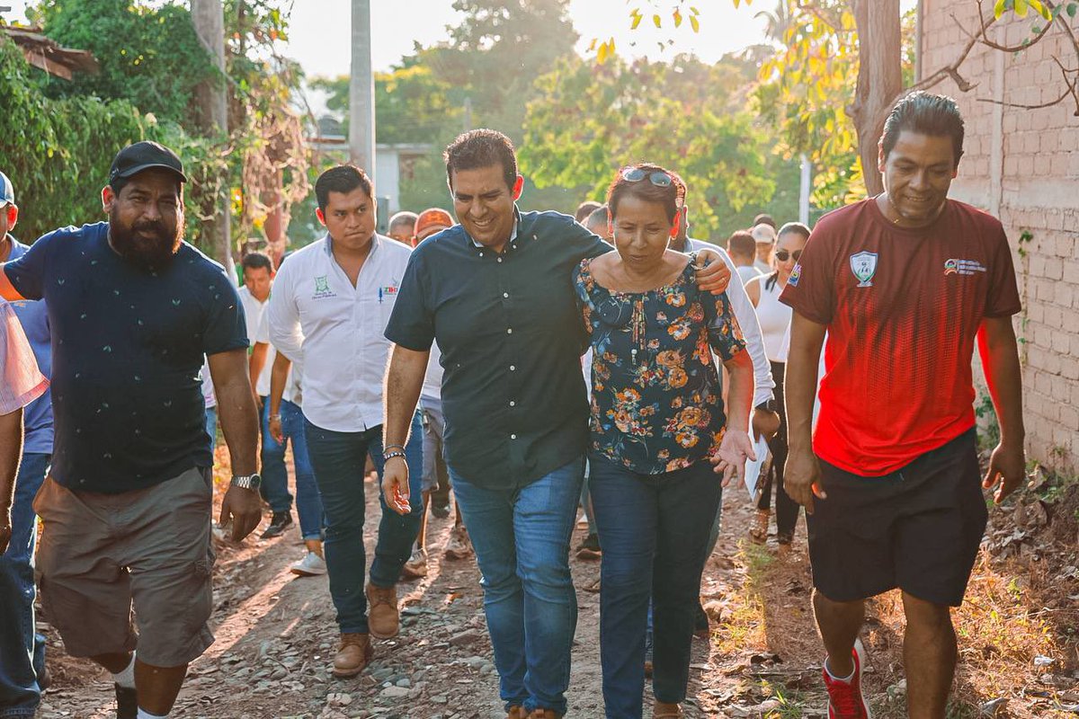 jorgexsa's tweet photo. Gracias al programa #ManoConMano seguimos trabajando en equipo con los zankas en favor de la #CiudadDeTodos. Hoy en la comunidad de Barbulillas dimos banderazo a la construcción de la calle Parota, donde se hará de manera integral como todas las obras que realizamos. https://t.co/RW6TVFCahT