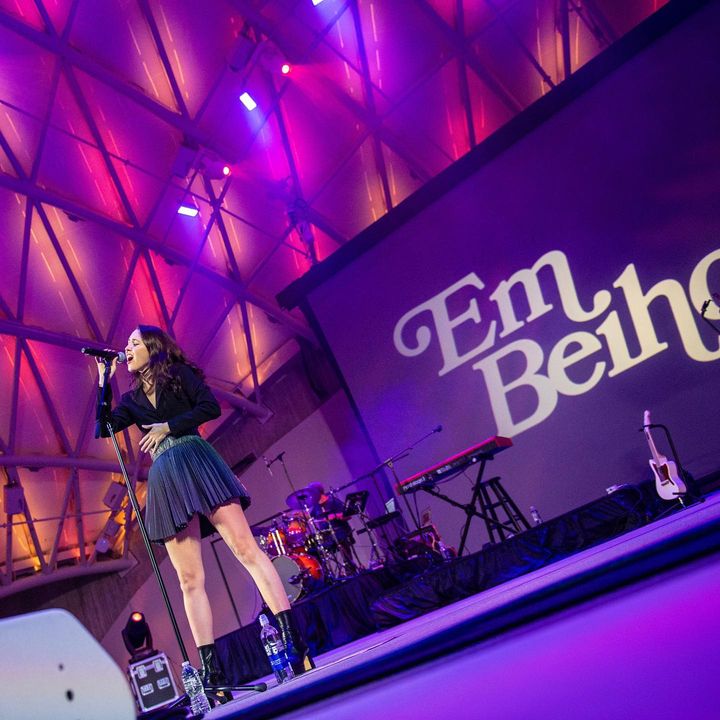 UCSDalumni's tweet photo. A full circle moment ✨💙

From a @ucsdfencing scholar-athlete to a rising pop star, we were honored to have Em Beihold ’20 return to campus this #UCSDHomecoming weekend.

#EmBeihold #UCSanDiego https://t.co/V9NgVOJdKR