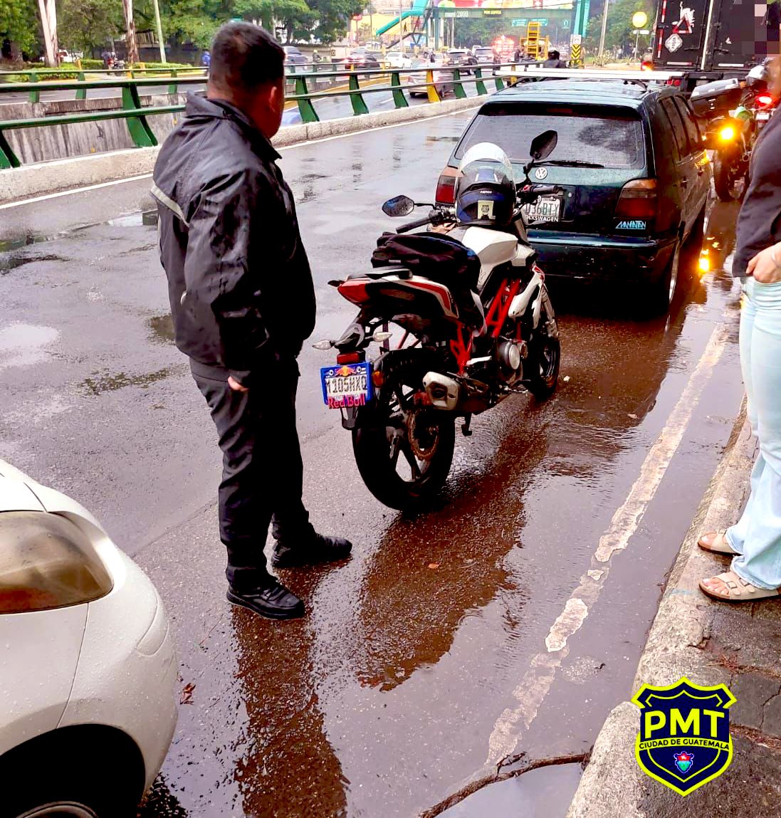 amilcarmontejo's tweet image. Colisión de automóvil - motocicleta en:

📍 Bulevar Liberación 12 avenida zona 13

Solo daños materiales. Se reubican vehículos involucrados en bahía atrás del Reloj de Flores.

#TransitoGT #TraficoGT #PMTGuatemala #InformacionGT #NoticiaGT #AmilcarMontejo #VialGT #MovilidadGT.