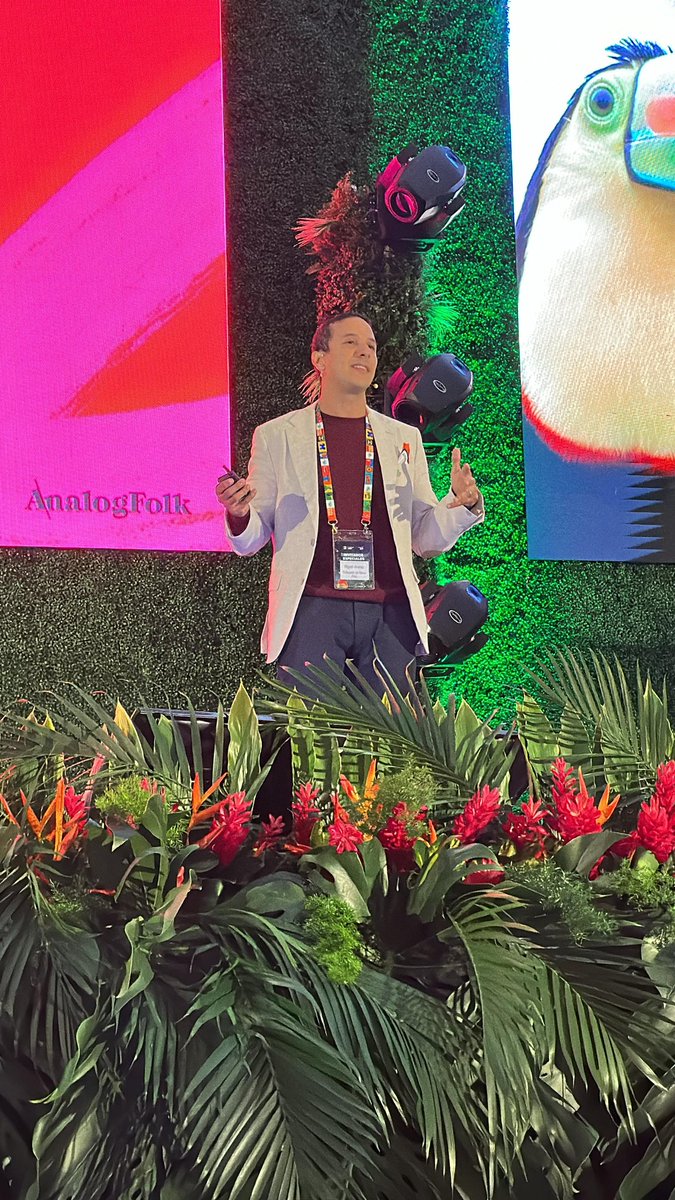 esencialCR's tweet photo. Miguel Alvarez de @AnalogFolk nos habla sobre los 3 pilares en donde se puede aplicar la innovación, “en ambientes de alta creatividad, en ambientes muy controlados y dentro del negocio.” https://t.co/PkEfcJHJPV