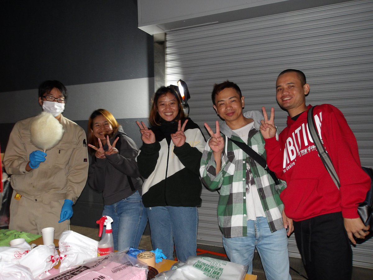 delimo_'s tweet image. 夜勤帯は写真だと暗いですが、実際はライトを使用していたのでもう少し明るかったです。
わたあめ作りを皆さん楽しそうにしていました！