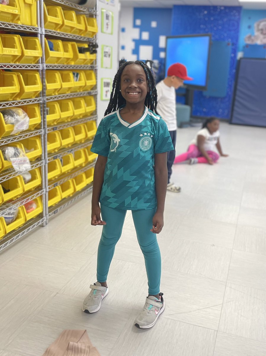 We kicked off #RedRibbonWeek with Jersey Day to team up against drugs! Check out our sharks being active in their team’s gear 🦸These 3rd graders rocked that workout! 🤩
#Elementary #HybridLearning #DHPSharks