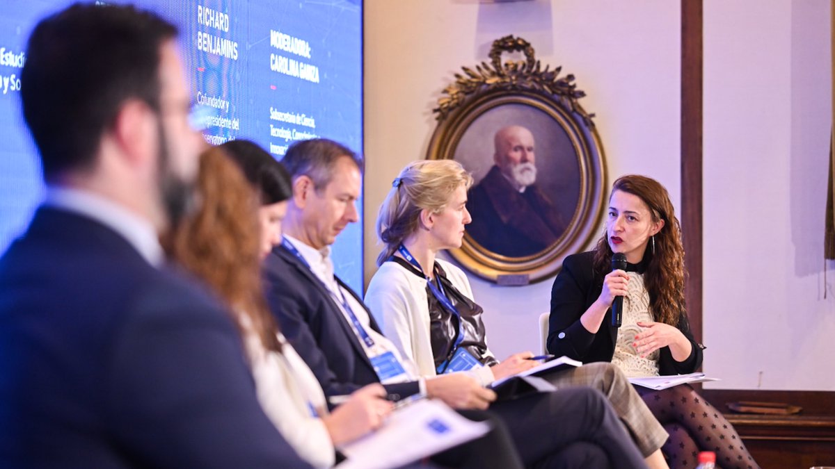 Hoy en el Foro sobre la Ética de la #InteligenciaArtificial de América Latina y el Caribe 🌎 abordamos la importancia de los usos éticos de esta nueva tecnología, haciéndonos cargo de la responsabilidad de instalar una discusión desde la política pública, para evitar la