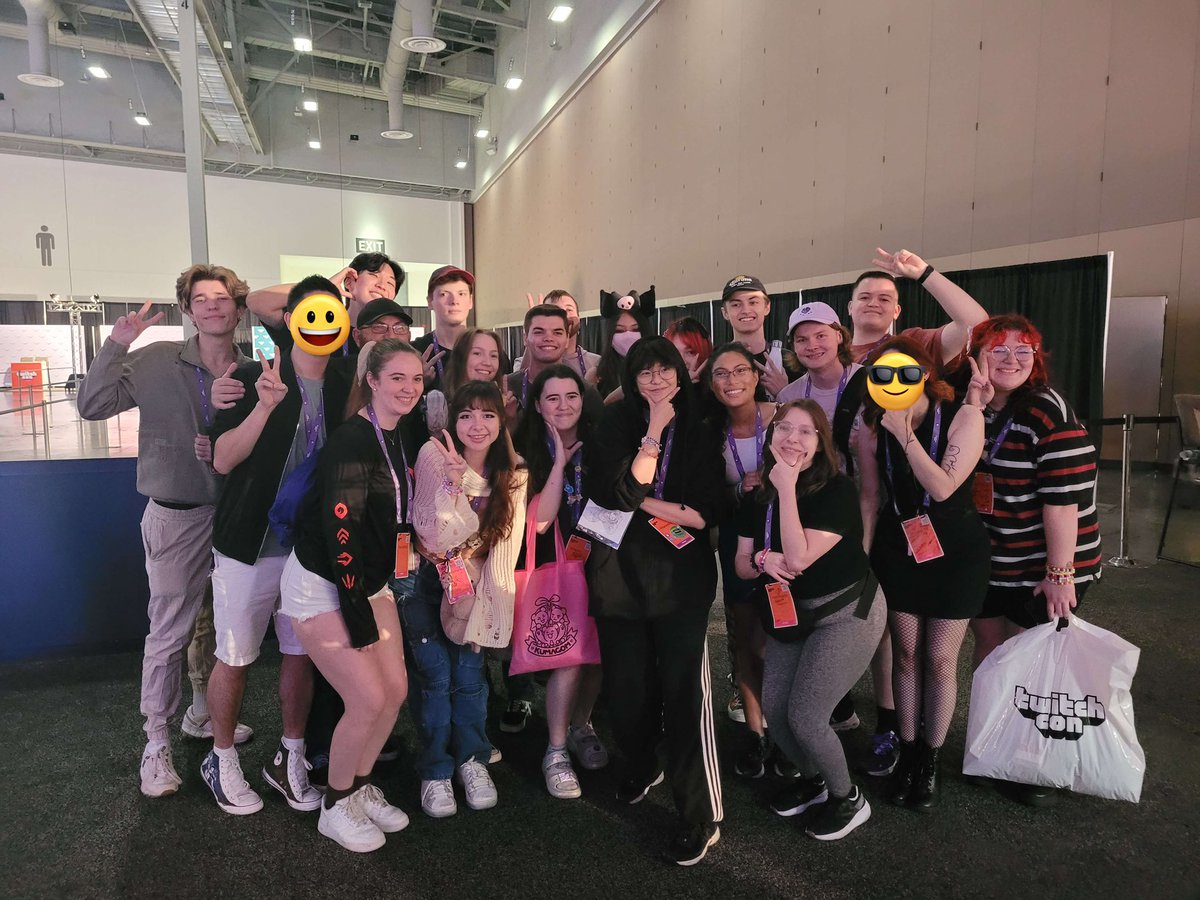 ItsSarinaStark's tweet photo. and finally, the #streamas gang!! thank you for taking the time to meet with us @Kkatamina https://t.co/y3nBrZHuFq