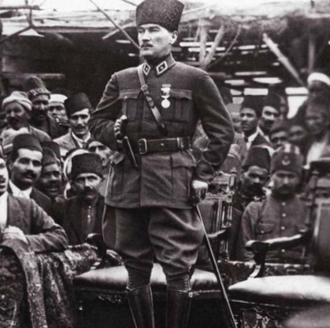 İnadına Vatan, İnadına Bayrak, İnadına Cumhuriyet!!! Bayrakları bayrak yapan üstündeki kandır... Toprak uğrunda ölen varsa vatandır..! #29Ekim’i bayram yapan #MustafaKemalAtatürk’tür !!!  #Cumhuriyetimizin100Yılı Nice yüzyıllara...!#Cumhuriyet100yaşında 🇹🇷🇹🇷