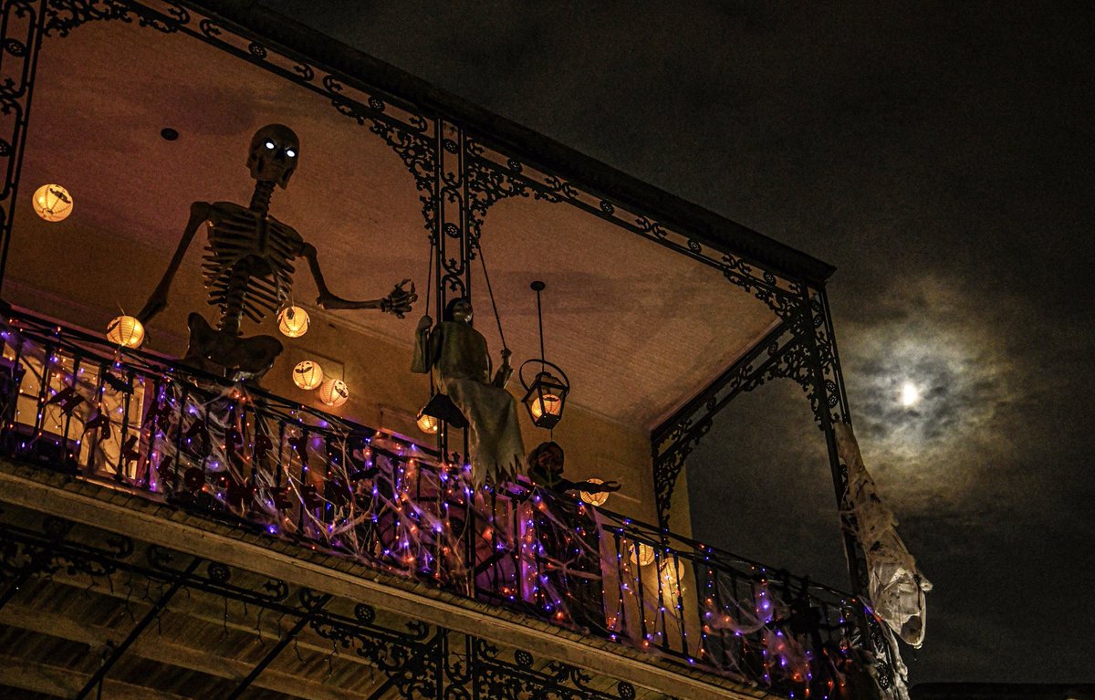 marcorasi1960's tweet photo. October in the air, Royal street, New Orleans https://t.co/OpYFO34of0