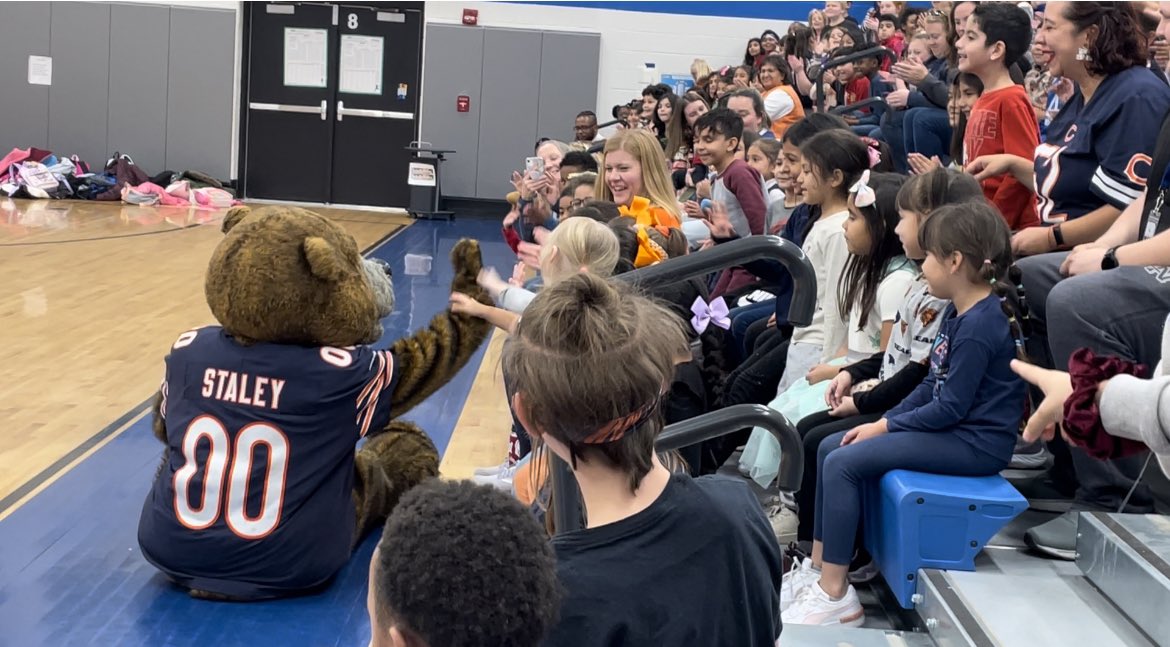 MrsMuellerArt's tweet photo. We were thrilled to have Staley Da Bear come to our school! Afterwards Mrs. Bromley’s class drew some Staley and other Chicago Bears drawings.#stony126 #staleydabear https://t.co/KSVCjNXbub