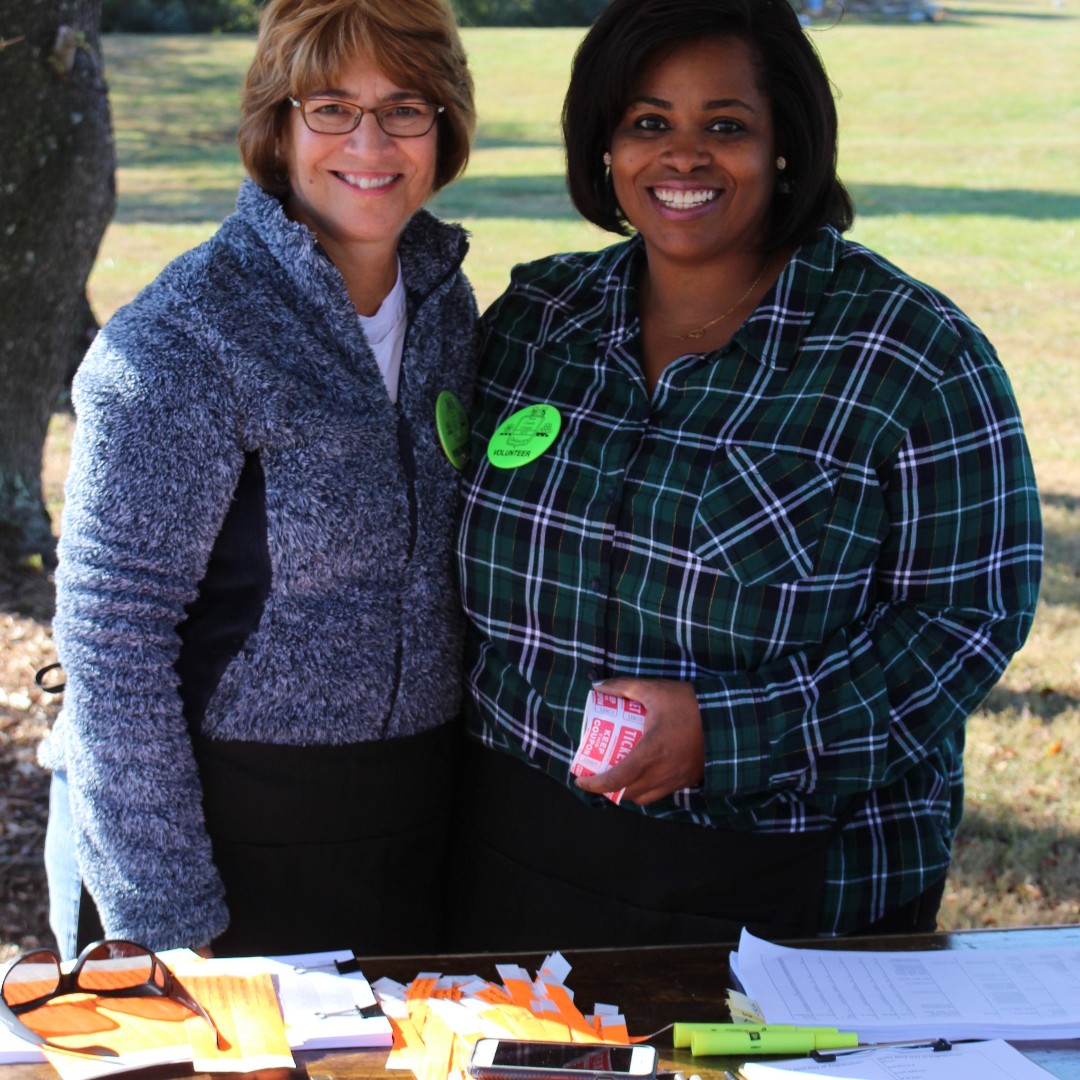 We need your help to make Sleep Under the Stars a success! Bring a friend or family member & volunteer for a shift this Saturday at Carousel Park & you get into the event for FREE! Sign up here: volgistics.com/appform/176337…