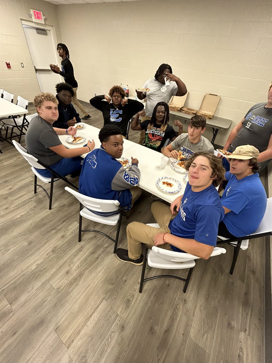 AJEzell_'s tweet photo. 1k yds already for the SZN❗️which means PIZZA PARTY for my O-Line🏈. https://t.co/AeJpbbVDpi