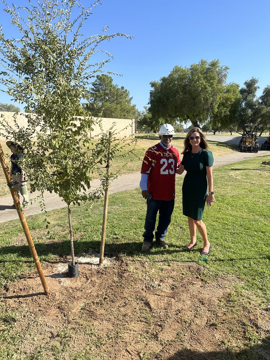 Today, we pass the 'golden shovel' to Las Vegas, where Super Bowl 2024 will be held. Excited for Las Vegas to embark on their green projects and continue the mission of mitigating the environmental impact. Together, we're making a difference! #nflgreen