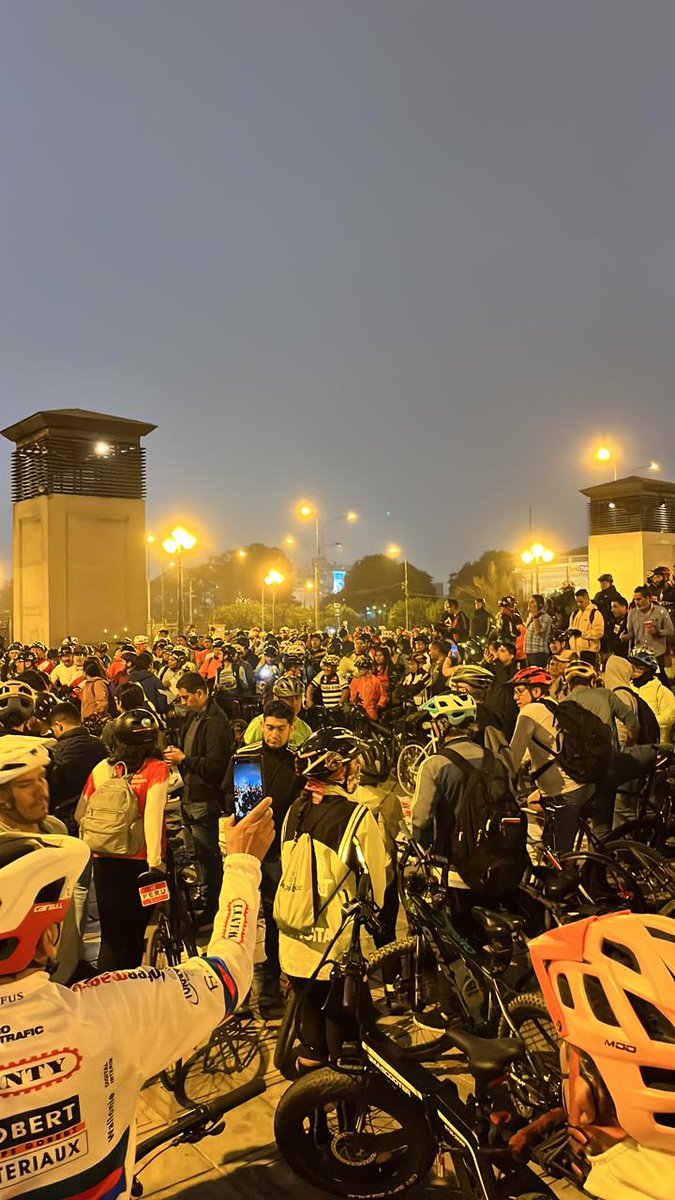 jimedylan's tweet image. Ciclistas de todo Lima se congregan frente al Palacio de Justicia para exigir justicia para los dos ciclistas fallecidos, atropellados ayer, y más seguridad y atención a la movilidad sostenible y el deporte. Lima no puede seguir retrocediendo así mientras el mundo entero avanza.
