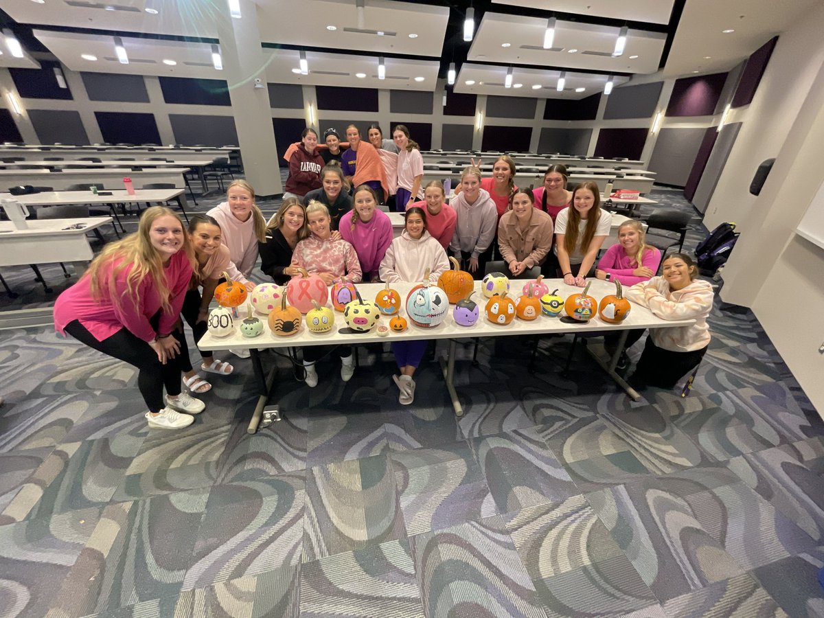 MinnStSoftball's tweet photo. We had a great time painting pumpkins, eating sundaes, watching Charlie Brown, and supporting all of those fighting or who have fought breast cancer! #Team40 #MavFam https://t.co/9DwyHPJE5C
