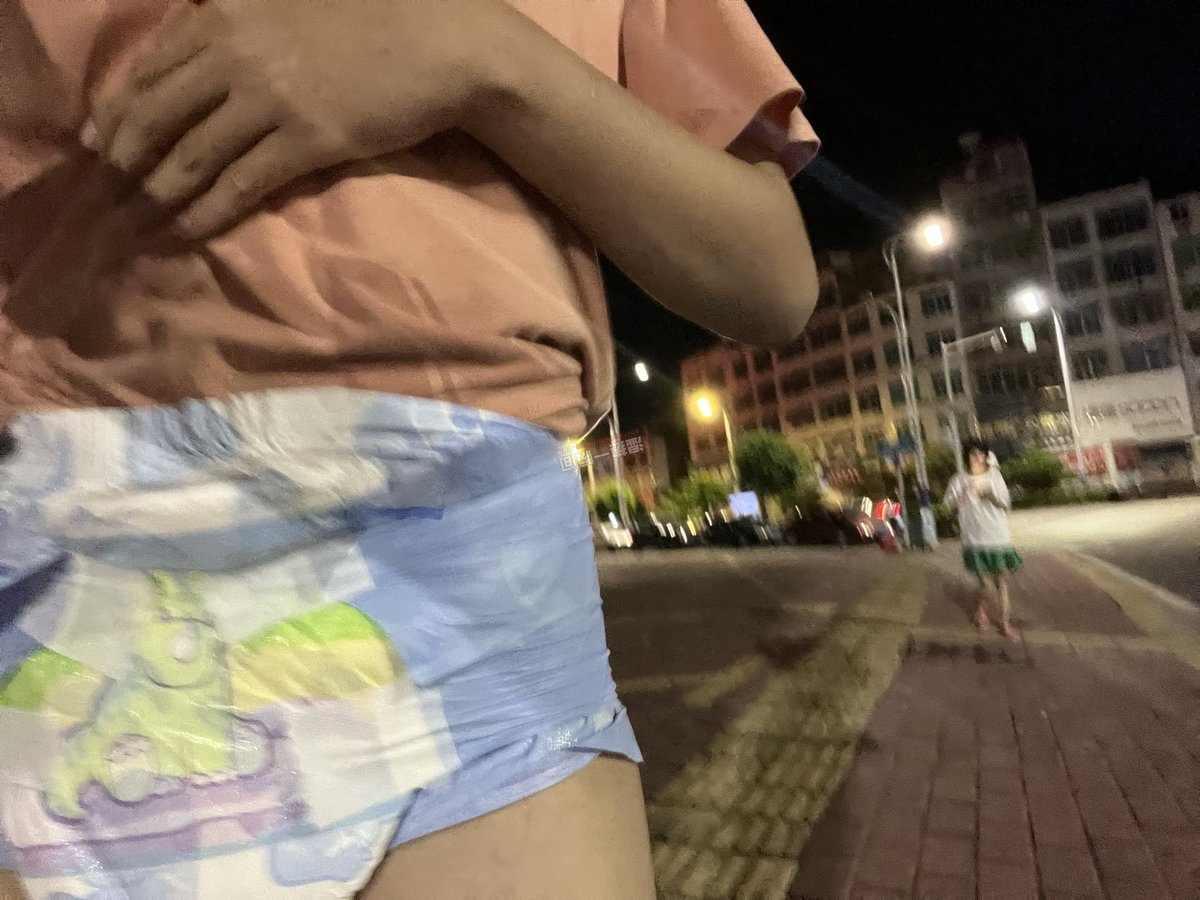 Moss_ABDL's tweet photo. 半夜外出也能被小朋友看见裤裤
#abdl #尿布 #abdlbaby https://t.co/yi07SqRPdl