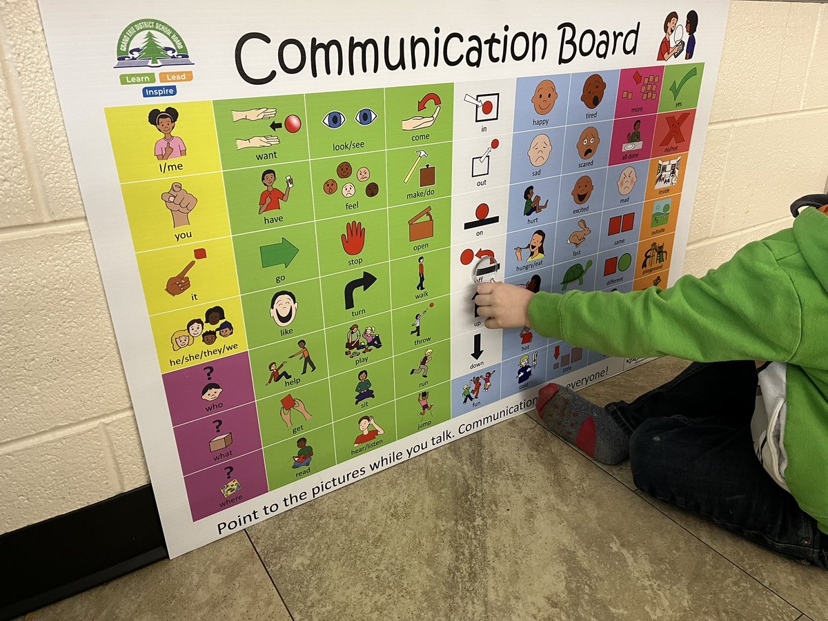 Taking a closer look 🔍 at our classroom Communication Board! Challenging our students to use it with their friends by only pointing to what they want to communicate. @GEDSB_SLPs_CDAs @GEDSB @PrincipalJLMit1 #communicationforall