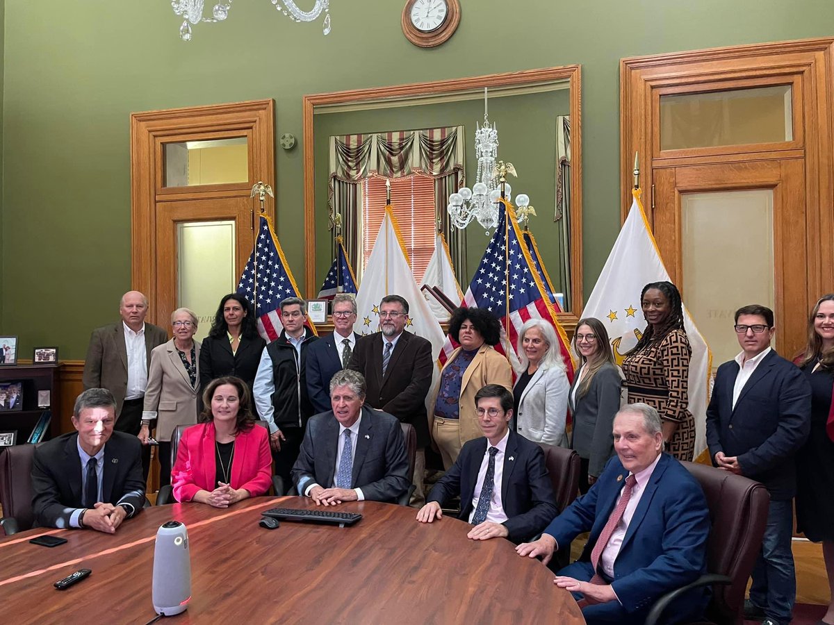 Proud to represent @UMassD and to serve as part of the cross-border team that @JoeBiden announced earlier today has received a national #TechHubs designation & a strategy planning grant from the @US_EDA 

#wearestrongertogether #ProudToBeUMassD
#mapoli