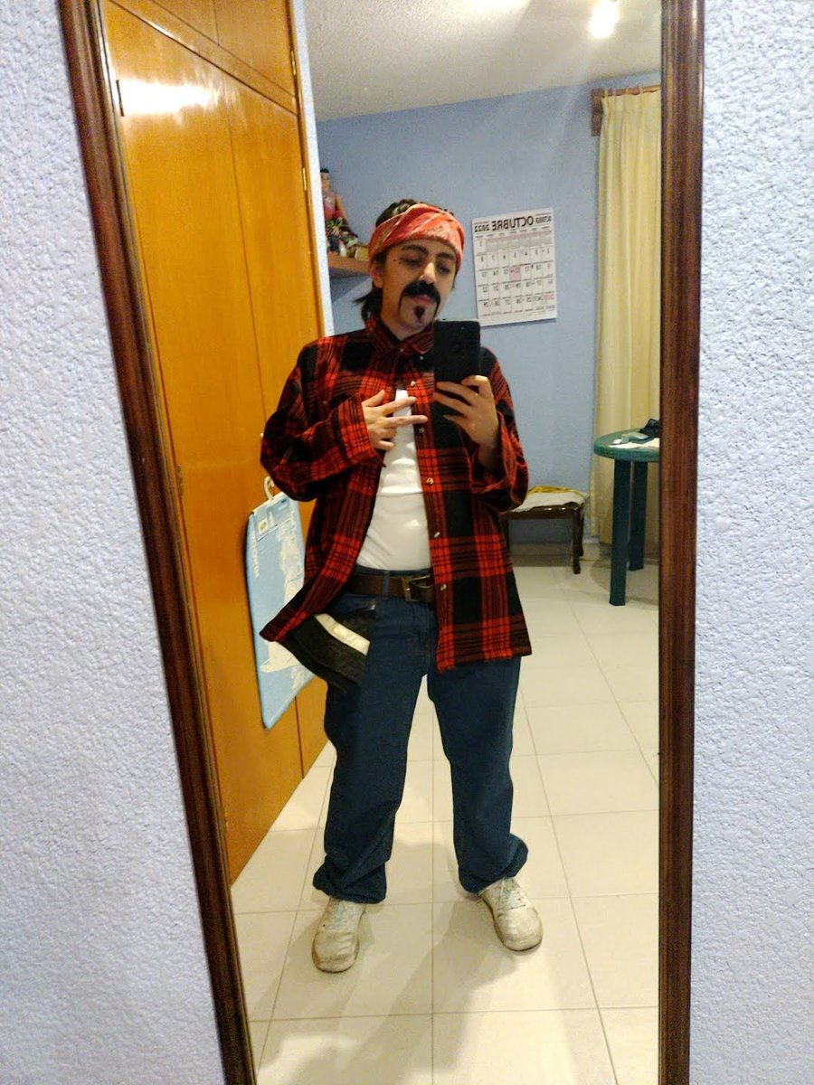 loreleiguzman's tweet photo. Hola @claudifonos! Aquí está la foto de mi disfraz del año pasado, fue el menos planeado de la vida, y la verdad es que ha sido el mejor de todos, en especial porque creían que no iba disfrazado (sí, soy mujer y creyeron que era hombre). Por si te sirve 😉 #claudicamos https://t.co/isWtNNXYSq